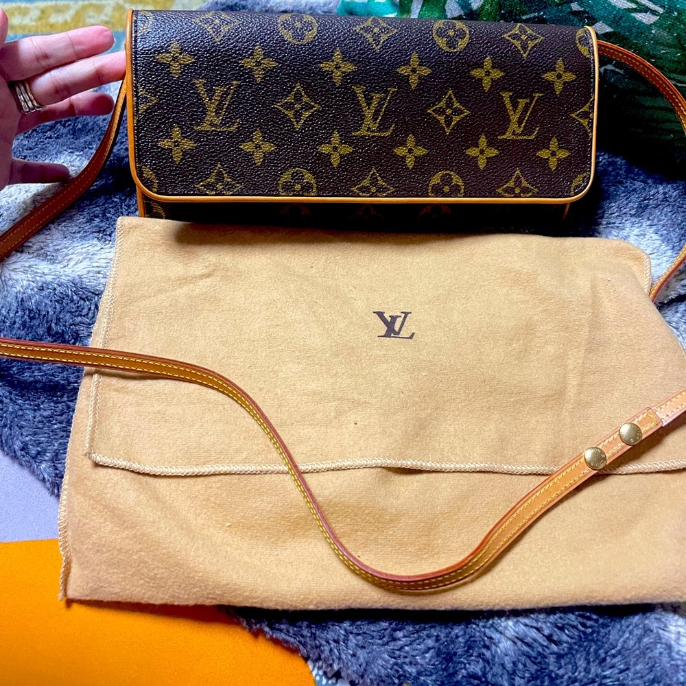 Authentic Beautiful Louis Vuitton Monogram Twin Pochette GM